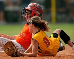 En el interior del campo hay cuatro bases, la base o home, la primera base, la. El Softball Su Historia Y Las Reglas Basicas Del Juego