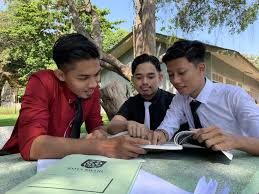 Kolej universiti insaniah ijazah sarjana muda pentadbiran perniagaan dengan kepujian (perancangan kewangan islam). Diploma Pengurusan Muamalat Kolej Uniti Kota Bharu