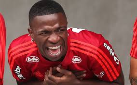 Comentarista diz que o futebol carioca tem apenas o Flamengo e lista: "Um  está sem água, outro sem luz"