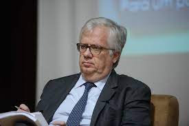 O ministro da administração interna, eduardo cabrita, lamenta profundamente o sucedido e apresenta sentidas condolências à família enlutada, conclui o comunicado do mai. Carro Que Transportava Ministro Eduardo Cabrita Mata Trabalhador Na A6 Bombeiros Portugueses