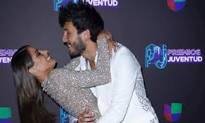 La historia de sebastián yatra y tini sigue dando de qué hablar, a pesar de que el hecho de volver a verles juntos, al menos. Tini Stoessel Tini Stoessel Y Sebastian Yatra Besos Y Piropos En Los Premios Juventud Sebastian Yatra