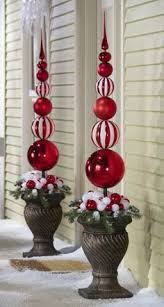 Eleganter Deko Turm Zu Weihnachten Fur Den Eingang Weihnachtsdeko Im Garten Weihnachtsdekoration Ideen Weihnachtsdekoration