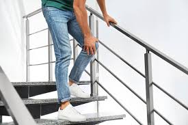 Sep 20, 2019 · symptoms include pain above or below the kneecap, which typically gets worse with movement and eases with rest. Why Does My Knee Hurt When I Walk Downstairs