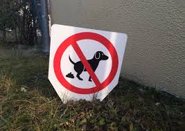 Außerdem können sie ihre besucher oder gäste mit einem schild ebenso über einen eigenen hund informieren, der hinter dem gartenzaun eine wachfunktion übernimmt. 15 Beste Kacken Verboten Bilder Stock Fotos Vektorgrafiken Adobe Stock