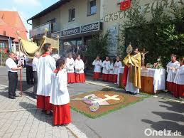 Die fronleichnamsprozession hingegen antwortet symbolisch auf den auftrag des auferstandenen: Fronleichnamsprozession Der Pfarrei St Adidius Onetz