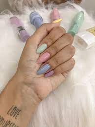 As unhas coloridas voltaram com força total no ano passado e agora ao invés de fortes elas mais ficaram suaves e açucaradas. Unha Colorida Em Tons Pasteis Unhas Coloridas Unhas Amendoada Unhas Multicoloridas