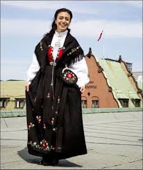 Avisa skriver at paret har fått ei jente ved navn sofia tajik skard, og at hun kom til verden i går. Frafjord Bunad European Costumes Folk Dresses Clothes Design