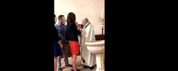 Un prêtre gifle un enfant : Video Du Pretre Qui Gifle Un Bebe Les Parents Portent Plainte