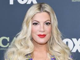 16 de mayo de 1973) es una actriz y empresaria estadounidense, más conocida por su papel de donna martin en la serie de adolescentes de los años 1990 beverly hills. Dustin Diamond Tori Spelling Remembers First Onscreen Kiss With Screech Star In Saved By The Bell The Independent