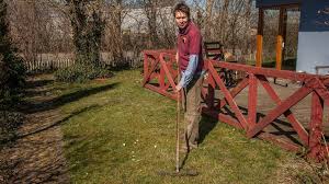 Peter Rasch Harkt Den Rasen Ab In 2020 Nistkasten Selber Bauen Ziegelsteine Insektenhotel Selber Bauen