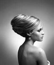 Dans les années 60, la tendance était au crêpage de chignons et aux mèches vaporeuses avec pour principale muse la sublime brigitte bardot. Chignon Banane Xxl Avec Un Joli Effet Bombe Coiffure Annee 60 Coiffure Coiffure Mode