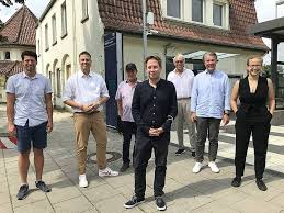 That was a person who sang terribly tied a tree, put a cloth in his mouth so that he doesn't open his mouth. Kevin Kuhnert In Neubeckum Radio Waf