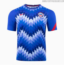 El logo fue cubierto con un parche de la bandera chilena. Fotos Medio Especializado Destaco Camiseta Que Usara La Seleccion Chilena En La Copa America Alairelibre Cl