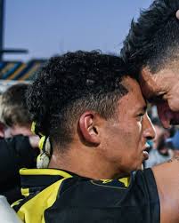 Frank Hassell, de Aguada, Ernesto Oglivie, Joao Pereira, James Feldeine y  Gastón Semiglia, de Nacional, en la primera final de la Liga Uruguaya de  Básquetbol, el 16 de mayo de 2025 en