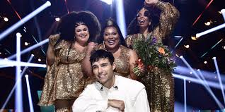 Se perciben pocos cambios en la actuación respecto a lo ya visto en la final nacional. Sweden Melodifestivalen 2021 Eric Saade And The Mamas To The Final