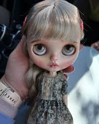 My two golden yellow girls. Who's your bias? 😏😈😇 Left: Marabelle Melody  “Mina” Right: Mrs Retro Mama “Hanna” Talking to @amberblythelife it seems  I've never even introduced Hanna 🤯 And I've had