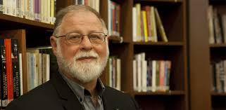 Alberto Manguel kitaplarını imzalıyor