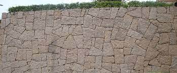 Arquitetos renomados cada vez mais utilizam o muro de pedra bruta em projetos contemporâneos porque apresenta cores neutras e se adapta harmoniosamente a vidros e ferragens aparentes. Muro De Pedra Bruta Beleza Resistencia E Durabilidade Tecpar Pavimentacao Ecologica