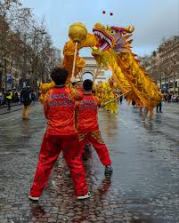 Le défilé du Nouvel An Chinois a fait son grand retour sur les  Champs-Élysées ce dimanche 1er février 2026. Revivez ce moment festif à  travers mes photos . Robots, dragons et danseurs