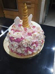 Licorne Rose Et Doree Interieur Arc En Ciel A La Creme Au Beurre Meringuee Vanille