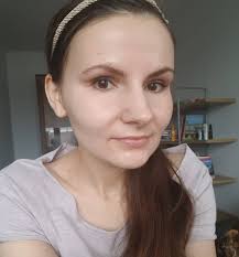 Piszę Wam często,że od 2 lat jestem na kuracji tretynoiną,stosuję głównie  przeciwstarzeniowo. A prawda jest taka,że to już 2,5roku,ale cyfry mi  uciekają,a czas leci. Albo jak to powiadają,LATKA LECĄ. . Terapię  wprowadzałam