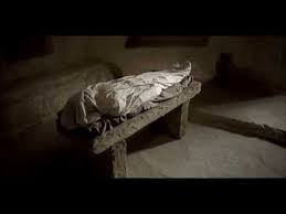 Mateo 27:57–60 Jesús es puesto en un sepulcro - YouTube