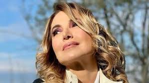 Barbara D'Urso stupenda senza trucco con il wild dress: "Una di noi"