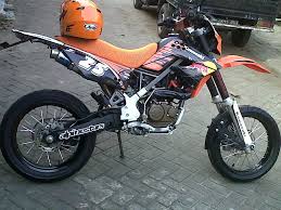 Ubah motor trail jadi supermoto ganti 5 komponen ini. 21 Modifikasi Motor Klx D Tracker Trail Supermoto Terbaru 2021