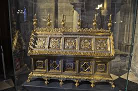 There were several songs made about the monument, including one by edith piaf; Les 12 Choses Que Vous Ne Saviez Pas Sur Notre Dame De Paris La Cathedrale La Plus Celebre Du Monde Curioctopus Fr