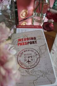 Di bagian cover dibuat dengan design bunga dengan tambahan nama pengantin di bagian atasnya. Ini Dia 9 Desain Kartu Undangan Paspor Yang Unik Trendi Dan Kekinian