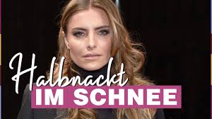 Für die hater hat sie auch noch eine botschaft parat. Sophia Thomalla Teilt Lasziven Schnappschuss Im Latex Bunny Kostum Youtube