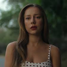 Ester Expósito as Lili Gómez Espinoza