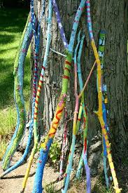 Add Some Color To Your Garden Let Your Children Use Their Imaginations By Painting On Sticks Branches Met Afbeeldingen Beschilderde Takken Wandelstokken Natuurlijk Knutselen