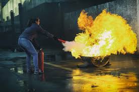 Kalo tidak salah bensin cair itu akan menguap terlebih dahulu dan memerlukan oksigen lalu terbakar, jika bensin uap yg pastinya akan lebih mudah terbakar karena langsung masuk ke langkah ke dua (uap+oksigen=terbakar) sedangkan. Cara Cerdas Mencegah Kebakaran Data Polis