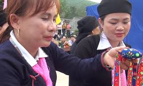 Hội hát qua làng