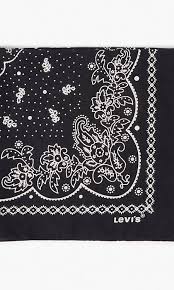 Inspired by antique bohemian textiles, this bandana features a super soft floral print. Paisley Bandana Schwarz Levi S De