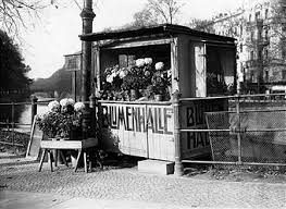 1928 Blumenstand In Berlin Kreuzberg Am Landwehrkanal Lohmuehlenplatz Hinten Haeuser Am Kottbusser Ufer Heute Paul Lincke Ufer Berlin Historical Photos Photo