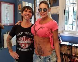 Un lugar para compartir en familia, tú lugar El Jugado Y Doloroso Tatuaje Abdominal De Monica Farro