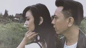 Tak pernah ku sangka kau telah berubah. Viral Lirik Lagu Entah Apa Yang Merasukimu