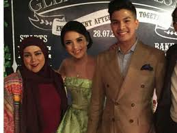 Selamat buat kalian yang sudah sold out pacaran selamat untuk tunangannya temanku. Ucapan Manis Melly Goeslaw Di Hari Tunangan Glenn Chelsea Showbiz Liputan6 Com