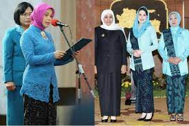 Memang awalnya saya kira jadi kendala. Adu Gaya Kebaya Arumi Bachsin Dan Siti Atikoh Semuanya Memukau