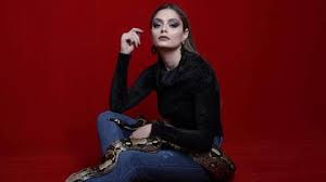 مدرسة الروابي للبنات تتّحد طالبات مهمّشات في مدرسة الروابي للبنات لمواجهة شلّة من المتنمّرات، فيضعن خططًا جريئة لمحاسبة كلّ واحدة منهنّ Review Al Rawabi School For Girls Is Now Streaming On Netflix Al Bawaba