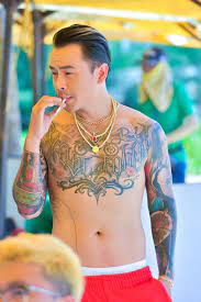 Theo đuổi dòng nhạc rap tông hồng, trắng xuất hiện áp đảo trong tủ đồ đi diễn của nam rapper. Binz Co Láº½ La Rapper Giau Nháº¥t Viá»‡t Nam Ä'uc Háº³n Má»™t Chiáº¿c Nháº«n Vang 18k Co Ten Minh Yeah1 Music Kenh Thong Tin Giáº£i Tri Am Nháº¡c Danh Cho