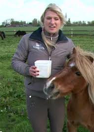 Dutch television show host and personality who is recognized for her work on stars jumping, the best idea of the netherlands, and sinterklaas news. Pin On Paardenpraattv