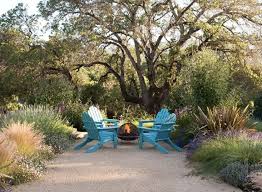 Low Cost Luxury 9 Ways To Use Decomposed Granite In A Landscape Gardenista Decomposed Granite Patio Backyard Landscaping Fire Pit Backyard