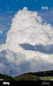Cumulus Nimbus nubes sobre las colinas de Fife, Escocia Fotografía de stock  - Alamy