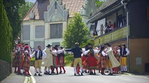 Církevní význam této akce byl za komunismu potlačován, ale folklorní ráz původní poutě se zachoval. Chodske Slavnosti 2020 Postrekov A Mrakov Tv Noe