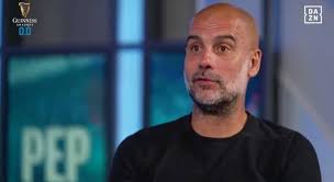 Fine player Zlatan Ibile with the ball! 😍 See how Mayorkun the look am!  He's like what the hell is this one doing? 😂🤔