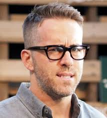 Frisuren männer brille | moderne frisuren manner. You Wanna Piece Of Me Take A Number Manner Frisur Kurz Ryan Reynolds Manner Frisuren