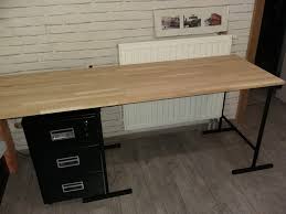 Bureau style industriel avec une paire de tréteaux, un plan de travail en verre, quelques meubles de rangement. Bricolage De L Idee A La Realisation Bureau Style Industrielle